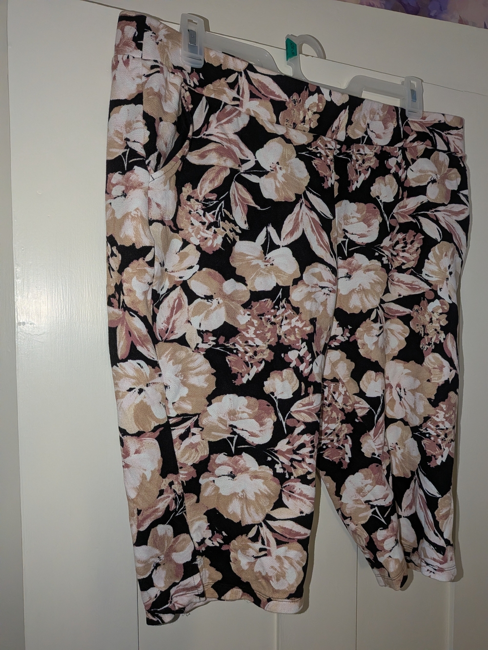 Belle by Kim Gravel Black Floral Pull-On Capris with Blush & Cream